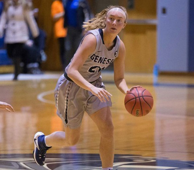 Women's Basketball Holds Off Rochester, 78-72, To Advance To Round Of 16